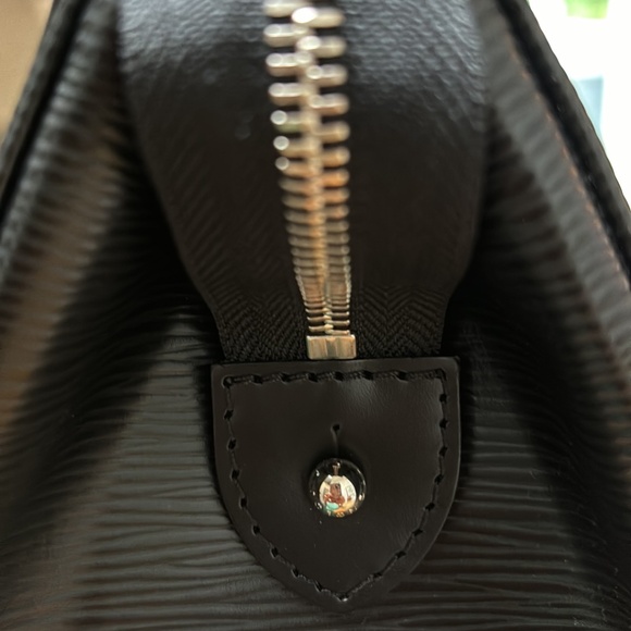 Authentic Louis Vuitton Medium Black Epi Bag is in perfect condition - Picture 5 of 14